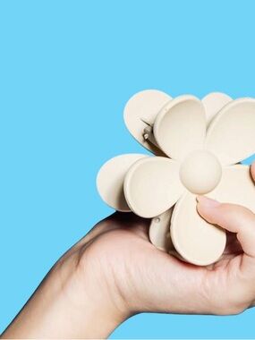 Gimme Flower Hair Claw Clip – Tan